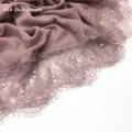 Huidkleurige katoen linnen sjaal detail met kanten rand en delicate parelversieringen. - Huidpaars