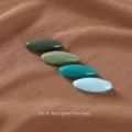 Gros plan détaillé de pinces à foulard ovales en plastique coloré en set mixte. - Lot 8 : Tons verts (4 pièces)