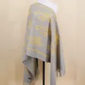 Detailansicht des grauen Kaschmir-Schals mit goldener Paisley-Bestickung und Fransen. - Khaki