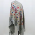 Grijze kasjmier-imitatie sjaal met paisley borduursel, warme dikke franje omslagdoek. - Lichtgrijs