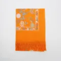 Sciarpa arancione in finto cashmere con squisito ricamo floreale e dettagli di frange. - Arancione