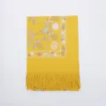 Sciarpa gialla ricamata in eco-cashmere da donna, calda stola invernale stile boho. - Curcuma