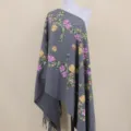 Grauer Schal im Kaschmir-Gefühl mit floraler Stickerei und Fransen. Elegantes Cape. - Grau