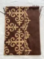 Donkerbruine etnische geborduurde sjaal kasjmier-look omslagdoek met gouden motieven. - koffiekleur