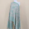 Lichtgroene kasjmir-look sjaal met zilveren damast borduursel, elegante warme wintercape. - Matchagroen