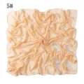 Details van lichtkaki chiffon vierkante hijab met mooie strass bladmotief en fijne vouwen. - 5#