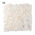 Gedetailleerd overzicht van de elegante effen chiffon hoofddoek sjaal met strass bladeren en randen. - Maat 6