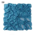 Gedetailleerd aanzicht van blauwe chiffon vierkante hoofddoek met strass bladmotief. - Maat 8