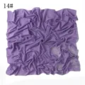 Gedetailleerd uitzicht op de paarse chiffon vierkante sjaal met prachtige strass bladmotieven. - 14#