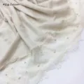 Katoen linnen sjaal met delicate kanten rand en parels, elegante crèmekleurige sjaal. - crème