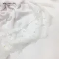 Witte katoenen linnen sjaal met delicate kantrand en parelversiering voor dames. - Wit