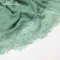 Groene kantten sjaal met parelfranje, elegante katoenmix omslagdoek voor dagelijks. - Bonengroen