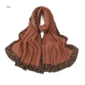 Vue detaillee du foulard plisse automne hiver avec centre uni et bordure leopard chic. - Couleur n° 8