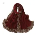 Gros plan d'un foulard plissé bordeaux avec bordure tendance à motif de léopard. - Couleur n° 9