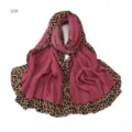Détail d'écharpe longue plissée avec corps magenta et bordure imprimé léopard chic. - Couleur n° 10