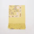 Sciarpa in finto cashmere giallo con elegante ricamo floreale e frange variante. - Giallo chiaro