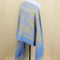 Écharpe bleu clair imitation cachemire avec broderie cachemire dorée et franges femme. - Bleu ciel