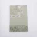 Sciarpa da donna verde salvia effetto cashmere con ricami floreali e frange per l'inverno. - Verde chiaro