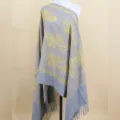 Echarpe d'hiver chaude imitation cachemire de haute qualite avec broderie paisley dores. - Gris clair