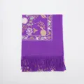 Sciarpa donna in finto cashmere ricamato viola con motivo floreale e frange scialle caldo invernale. - Viola
