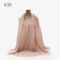 Rosa geknitterter Schal Detail mit weicher Stoffstruktur, Fransen und Draperie-Optik. - #39