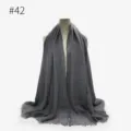 Sciarpa tinta unita stropicciata con frange da donna, scialle leggero in cotone TR. - Batik Nero e Rosso