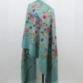 Lichtblauwe geborduurde imitatie kasjmier wintersjaal omslagdoek met bloemen en franjes. - Pauwgroen