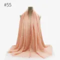 Vista dettagliata di sciarpa leggera stropicciata monocolore da donna con bordi a frange. - Stile 55