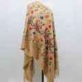 Beige kasjmierachtige sjaal met kleurrijke paisley bloemenborduurwerk en franjes. - camel