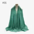 Vista dettagliata del foulard stropicciato verde, trama di tessuto scialle con frange. - Stile 66