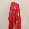 Rode geborduurde kasjmier-look omslagdoek met granaatappel patroon, etnische warme sjaal. - Rood