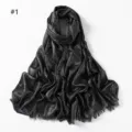 Eleganter schwarzer, metallisch glänzender Viskoseschal mit Fransen für Damen und Abendmode. - Schwarz