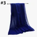 Nahaufnahme des königsblauen Glitzer-Viskoseschals mit funkelnden Metallic-Punkten. - Blau