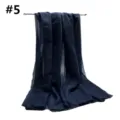 Detalle de bufanda de viscosa azul oscura con puntos metálicos brillantes en la suave tela. - 5# Azul Oscuro
