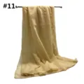 Detalle de primer plano de bufanda lisa de viscosa brillante en amarillo claro con oro. - 11# Amarillo Claro