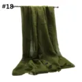 Vista detallada de la bufanda de viscosa verde oliva con brillo dorado y textura suave. - 18#
