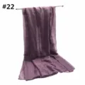 Detalle de primer plano de bufanda de viscosa brillante morada, textura brillante. - 22#