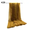 Detalle de bufanda lisa de viscosa con brillo, elegante diseño dorado, suave y ligera. - Código 29