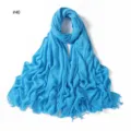 Blauer knittriger einfarbiger Viskoseschal mit Fransenenden, leicht, weich und atmungsaktiv. - Helles Batik