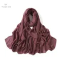 Foulard hijab en modal doux en rose poudre. Vue détaillée du tissu léger et respirant. - Rouge Poussière