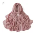 Vue détaillée d'un foulard modal rose léger montrant un beau tombé et un tissu doux et aéré. - Rose