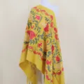 Gele geborduurde kasjmier-look sjaal met granaatappel patroon, warme etnische cape. - Geel