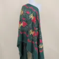 Donkergroene imitatiekasjmier geborduurde sjaal, elegant granaatappelbloem patroon doek. - Donkergroen