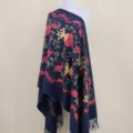 Donkerblauwe kasjmier-look geborduurde omslagdoek met etnisch granaatappel bloemmotief franjes. - Marineblauw
