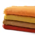 Sciarpa tinta unita in rayon stropicciata con frange, variante morbida e traspirante. - Colori da 1 a 38 Link di Salto