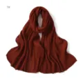 Primo piano dettagliato della sciarpa in chiffon plissettato e glitterato rosso ruggine morbido. - 7#