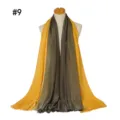 Detalle de bufanda degradada con textura de rayón suave e hilo dorado, caída elegante. - Estilo #9
