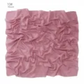 Vista detallada de la elegante bufanda de gasa malva lisa, textura suave y borde fino. - Malva