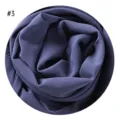 Detailansicht eines einfarbigen Per Chiffon Bubble Hijab Schals in dunkler Blautextur. - #3 Dunkelblau