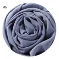 Detailansicht des einfarbigen Chiffon Hijabs, weicher langer Schal in eleganter graulila Farbe. - #6 Graublau
